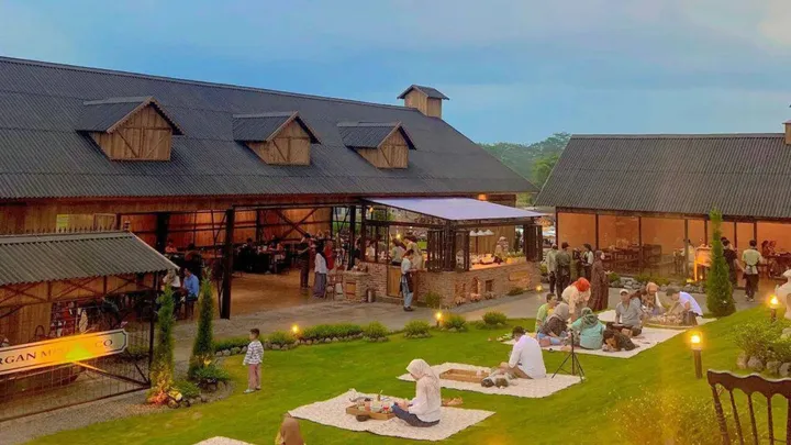 Suasana Araya Arcade Garden Malang dengan pemandangan gunung, dam spot foto Instagramable. (Foto: IG @arayaarcadegarden.id)