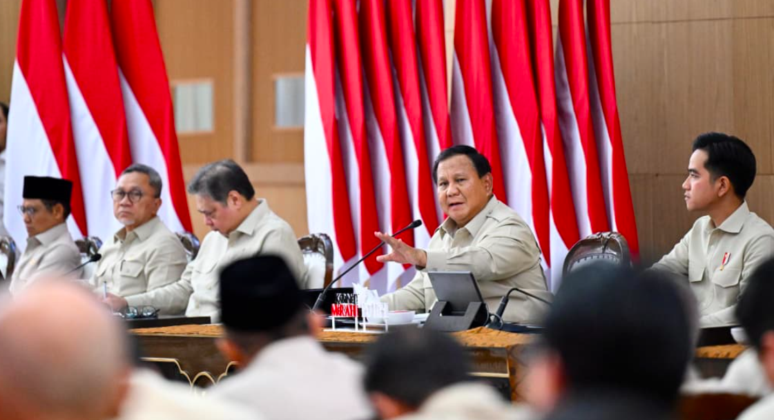Presiden Prabowo Subianto menyampaikan Taklimat Awal Tahun kepada seluruh jajaran Kabinet Merah Putih di kediamannya di Hambalang, Kabupaten Bogor, pada Selasa, 6 Januari 2026. (Foto: BPMI Setpres)