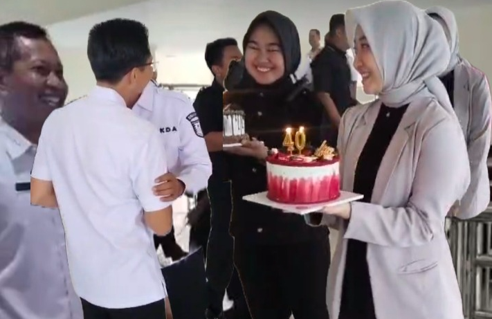 Tangkap layar video ulang tahun Ketua DPRD Kabupaten Probolinggo Oka Mahendra Jati Kusuma di Gedung Dewan Perwakilan Rakyat Daerah (DPRD) Kabupaten Probolinggo pada Rabu (21/1/2026). (Foto: Istimewa)