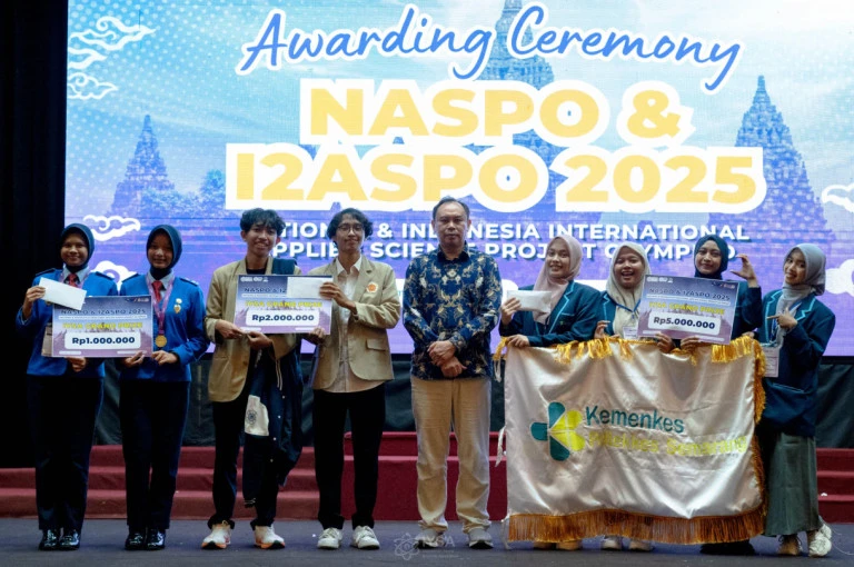Tim mahasiswa UGM sukses mengukir prestasi gemilang dengan menyabet Gold Medal dalam gelaran 6th Indonesia International Applied Science Olympiad (I2ASPO) yang berlangsung pada 18-21 Desember 2025 lalu di Gelanggang Inovasi dan Kreativitas (GIK) UGM. (Foto: UGM)
