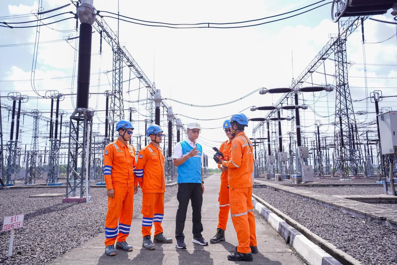 Keterangan: Direktur Utama PLN, Darmawan Prasodjo (tengah) saat meninjau langsung operasi Gardu Induk Tegangan Ekstra Tinggi (GITET) 500 kilovolt (kV) Pedan, di Klaten, Jawa Tengah pada Kamis (25/12). (Dok, PLN)