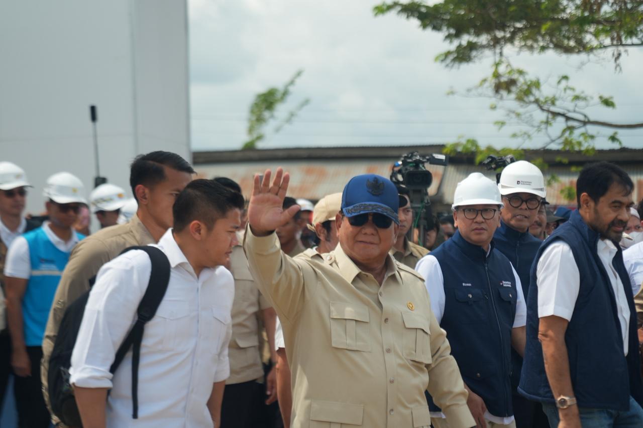 Keterangan: Presiden Republik Indonesia, Prabowo Subianto (depan) saat meninjau progres pembangunan Rumah Hunian Danantara (Huntara) di Aceh Tamiang pada Kamis, 1 Januari 2026. Sumber (foto: Biro Pers Sekretariat Presiden.)