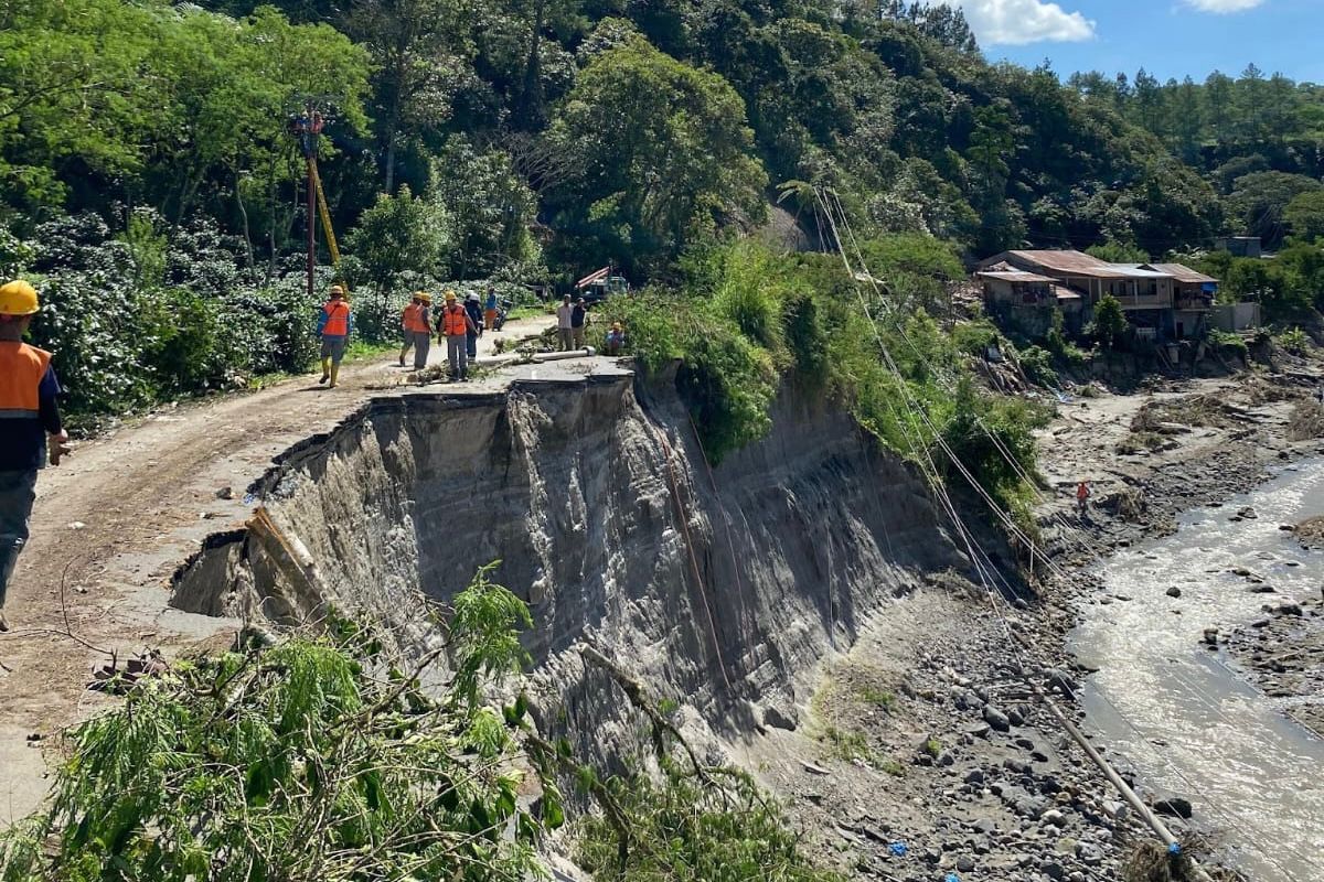 Keterangan: Petugas PLN terus bergerak memulihkan jaringan distribusi listrik pascabencana banjir dan longsor di Desa Jamur Ujung, Kabupaten Bener Meriah. (Dok, PLN)