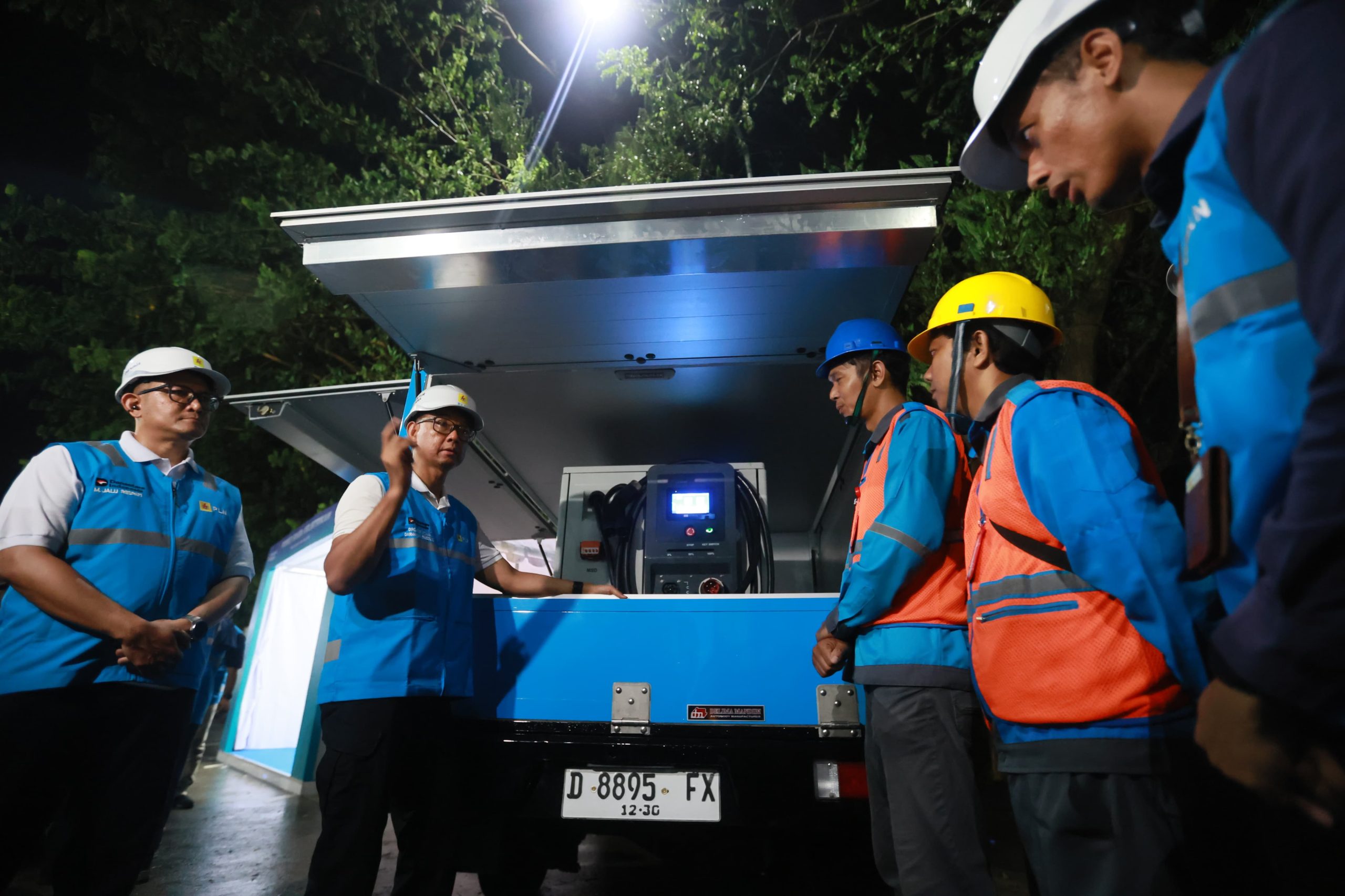 Keterangan: Direktur Utama PLN, Darmawan Prasodjo (kedua dari kiri) ketika memberikan motivasi para petugas yang mengoperasikan SPKLU Mobile. Diketahui, PLN juga PLN juga menyiapkan 15 unit SPKLU Mobile yang tersebar di sepanjang jalur utama mudik. SPKLU Mobile merupakan unit pengisian daya EV yang tidak dipasang secara permanen di satu lokasi dan bisa dipindahkan sesuai kebutuhan darurat. (Dok, PLN)