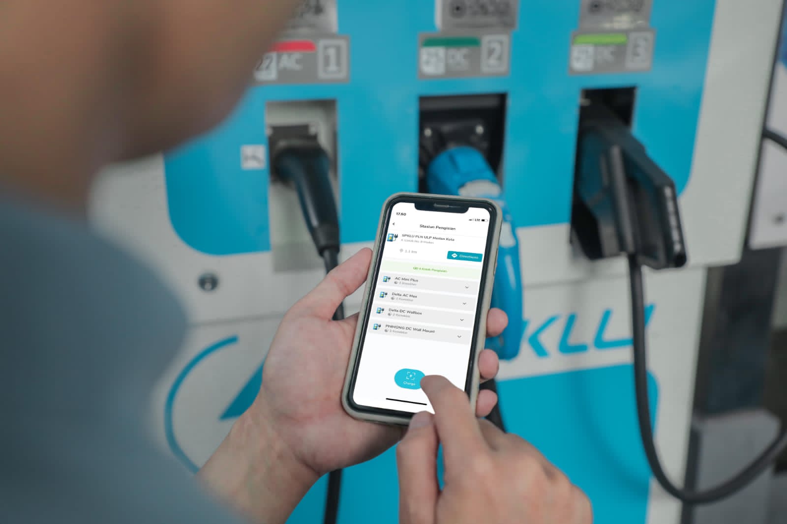 Keterangan: Ilustrasi pengguna EV sedang menggunakan aplikasi PLN Mobile untuk mengisi daya di salah satu SPKLU. (Dok, PLN)