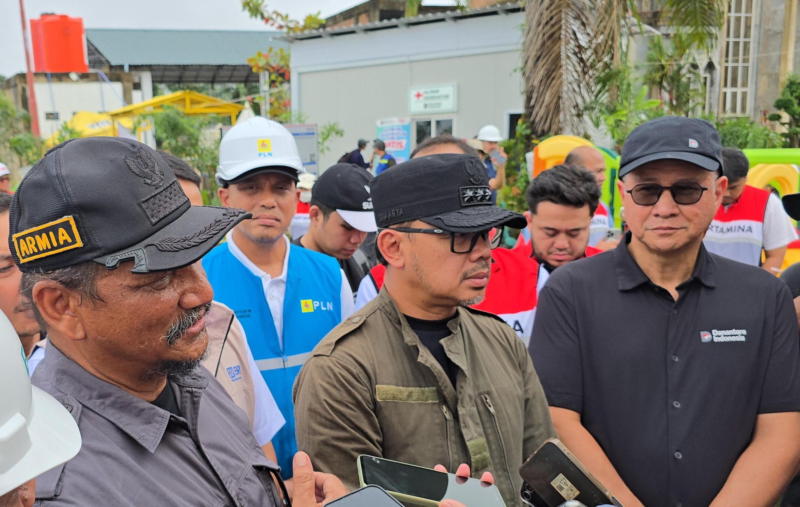 Wakil Menteri Dalam Negeri, Bima Arya (kedua dari kanan), Bupati Aceh Tamiang, Armia Pahmi (kiri) dan Managing Director Stakeholder Management Danantara Indonesia, Rohan Hafas (kanan) dalam kesempatannya bersama media di sela agenda penyerahan 600 rumah Huntara kepada Pemerintah Kabupaten Aceh Tamiang pada Kamis (8/1/2026). (Sumber foto: Istimewa)