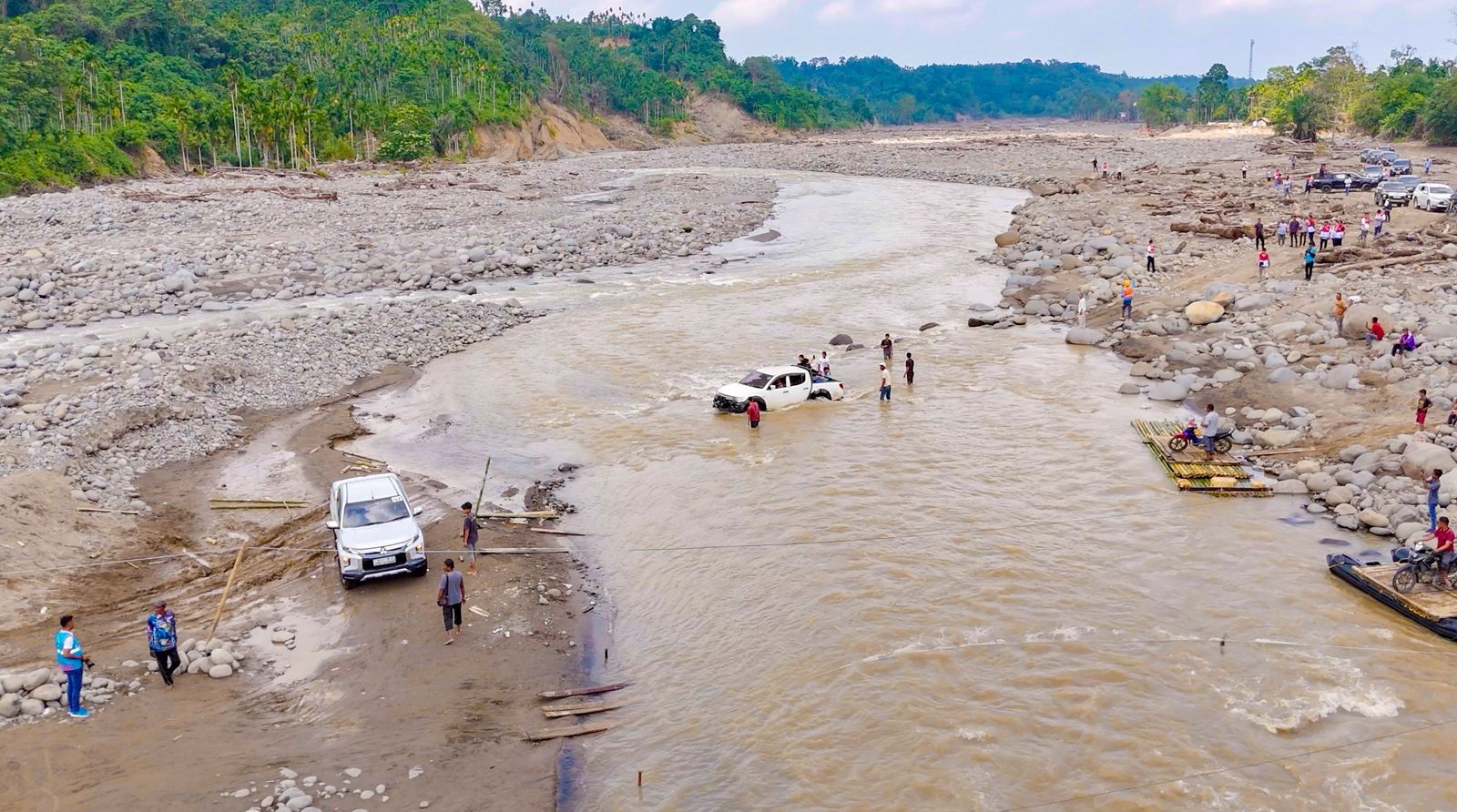 Tim gabungan Kementerian ESDM dan PLN menembus akses sungai pascabanjir untuk mengawal pendistribusian bantuan genset ke wilayah terisolir di Aceh. Upaya ini menjadi bagian dari percepatan pemulihan kelistrikan bagi warga terdampak bencana. (Foto: Istimewa)