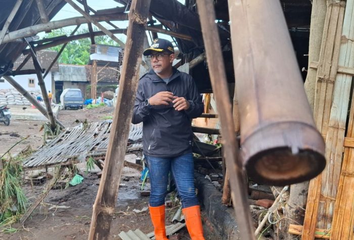 Bupati Probolinggo dr. Mohammad Haris turun langsung meninjau lokasi terdampak banjir. (Foto: Istimewa)
