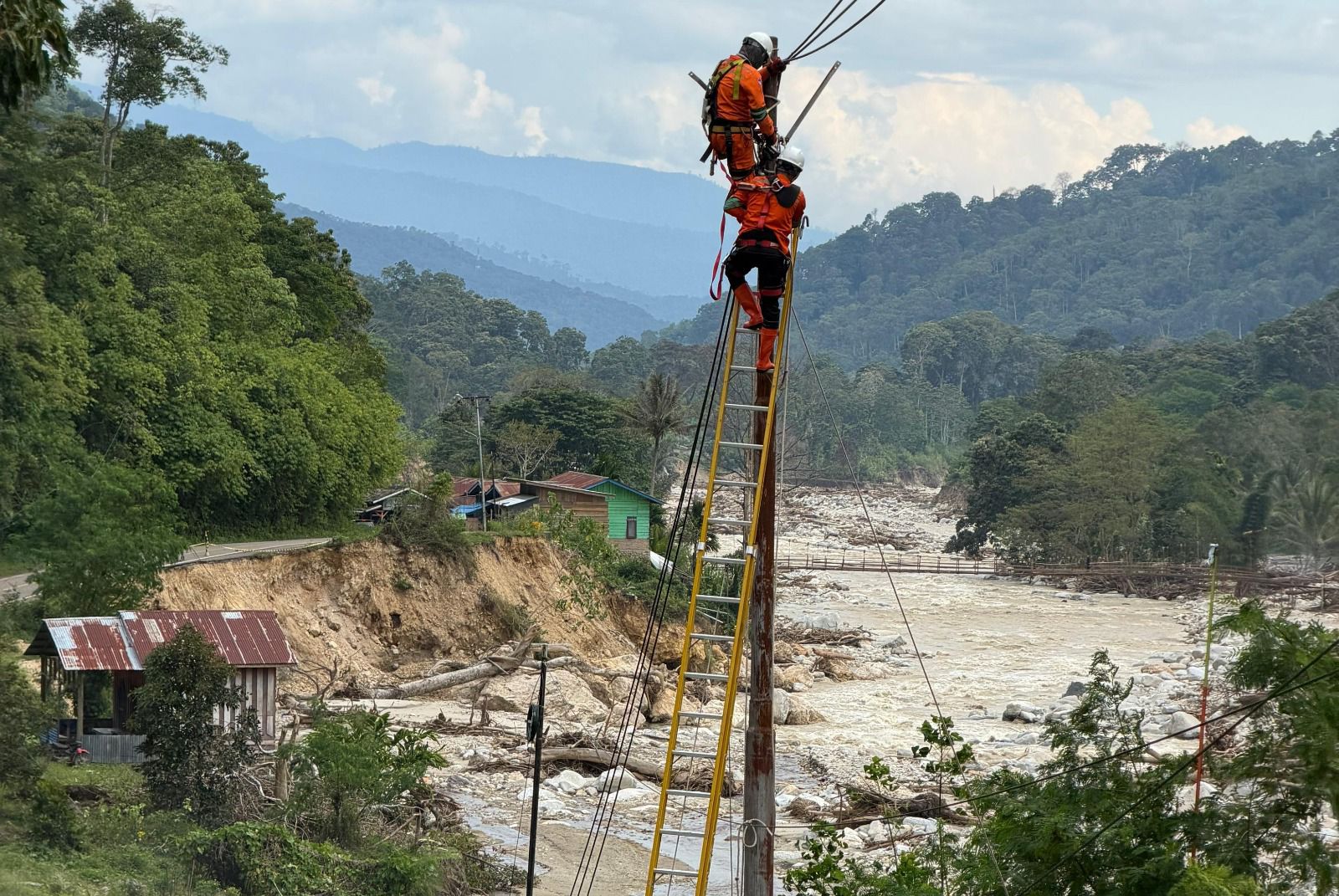 Keterangan: Petugas PLN sedang melakukan perbaikan kabel dan tiang yang terdampak erosi sungai dan tanah longsor. Hingga saat ini, sistem kelistrikan 6.432 desa telah berhasil pulih secara penuh. (Dok, PLN)