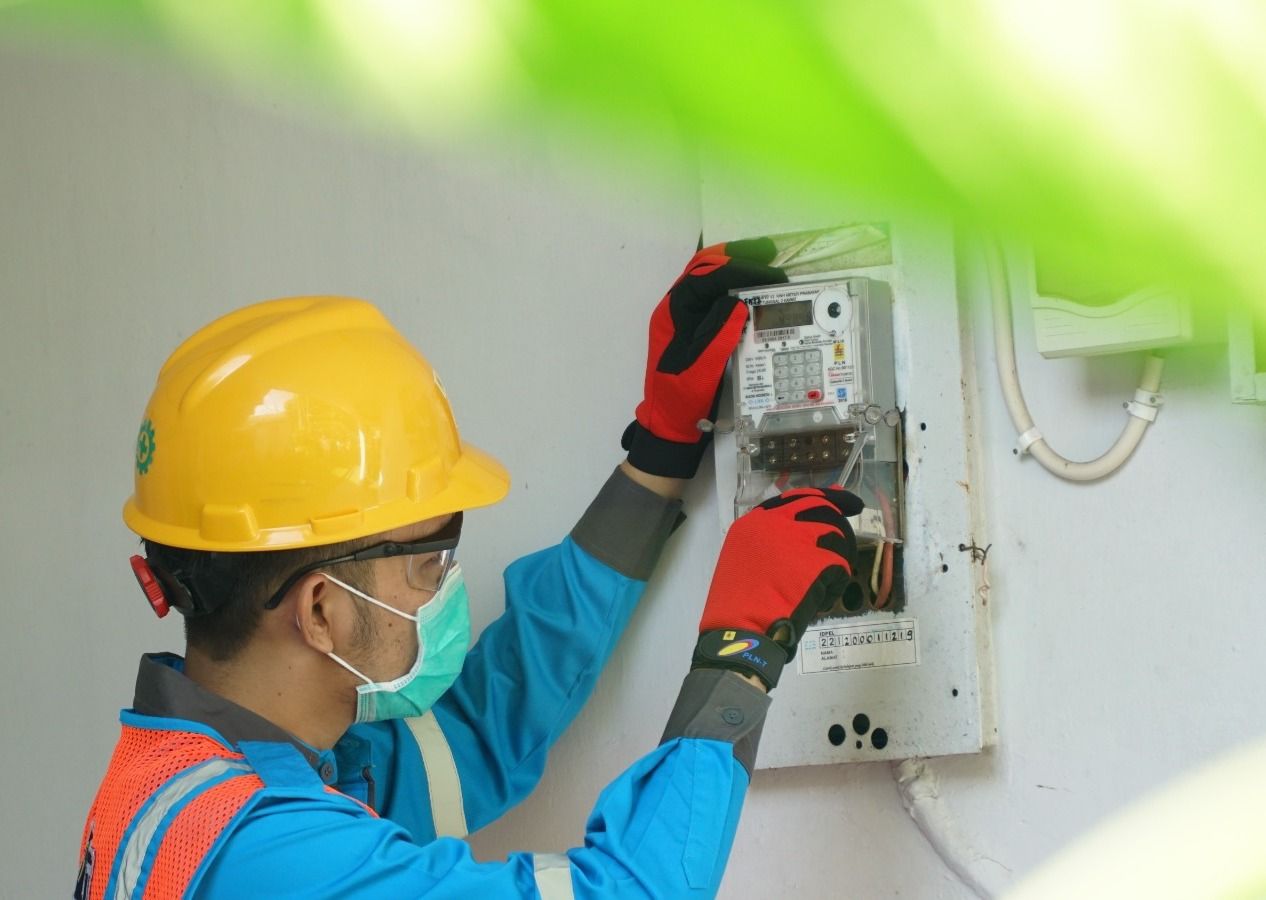 Keterangan: Ilustrasi petugas PLN saat menyesuaikan Miniature Circuit Breaker (MCB) pada kWh meter pelanggan yang membutuhkan layanan penyambungan listrik sementara. (Dok, PLN)