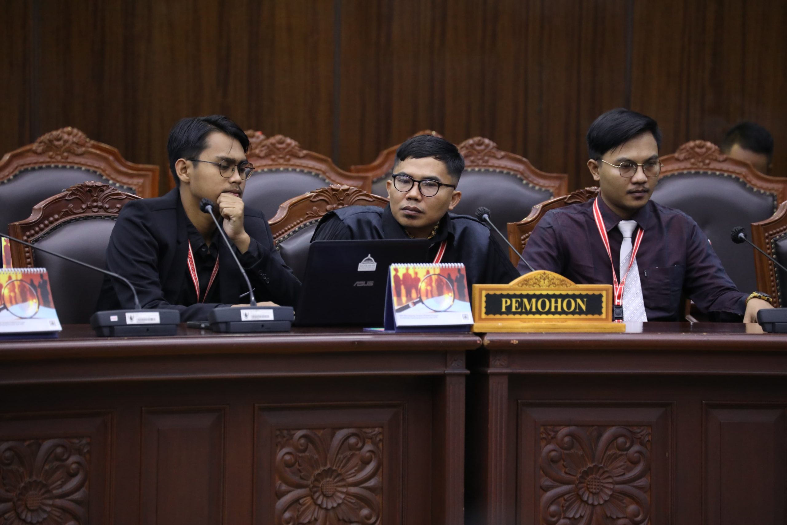 Kuasa Hukum Pemohon, Abdul Hakim (tengah) saat sidang di Mahkamah Konstitusi (MK). (Sumber foto: Kirwan)
