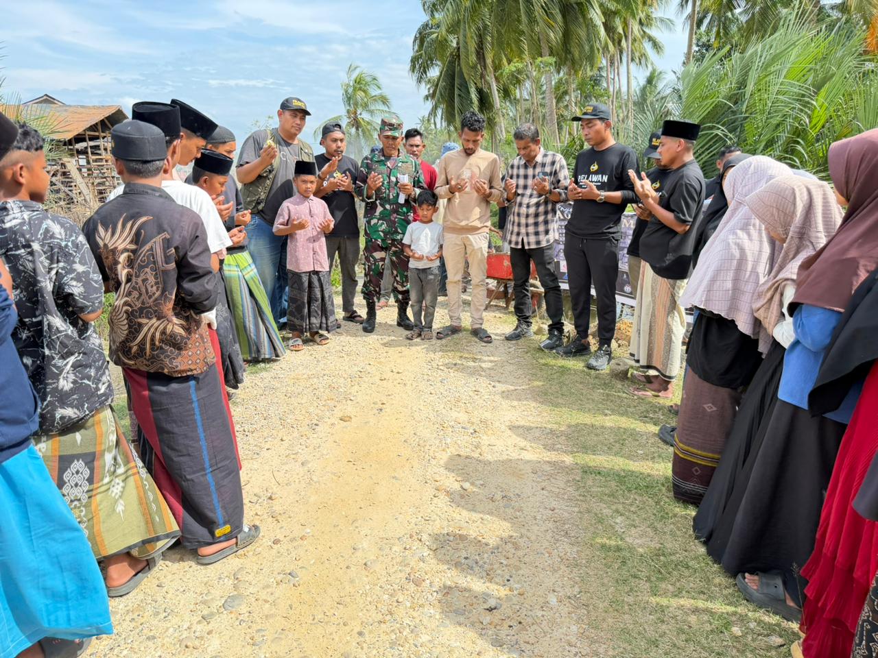 Peletakan batu pertama dilaksanakan pada hari ke-10 relawan Bawang Mas Group berada di Aceh atau pada Selasa (20/1/2026). (Foto: Istimewa)