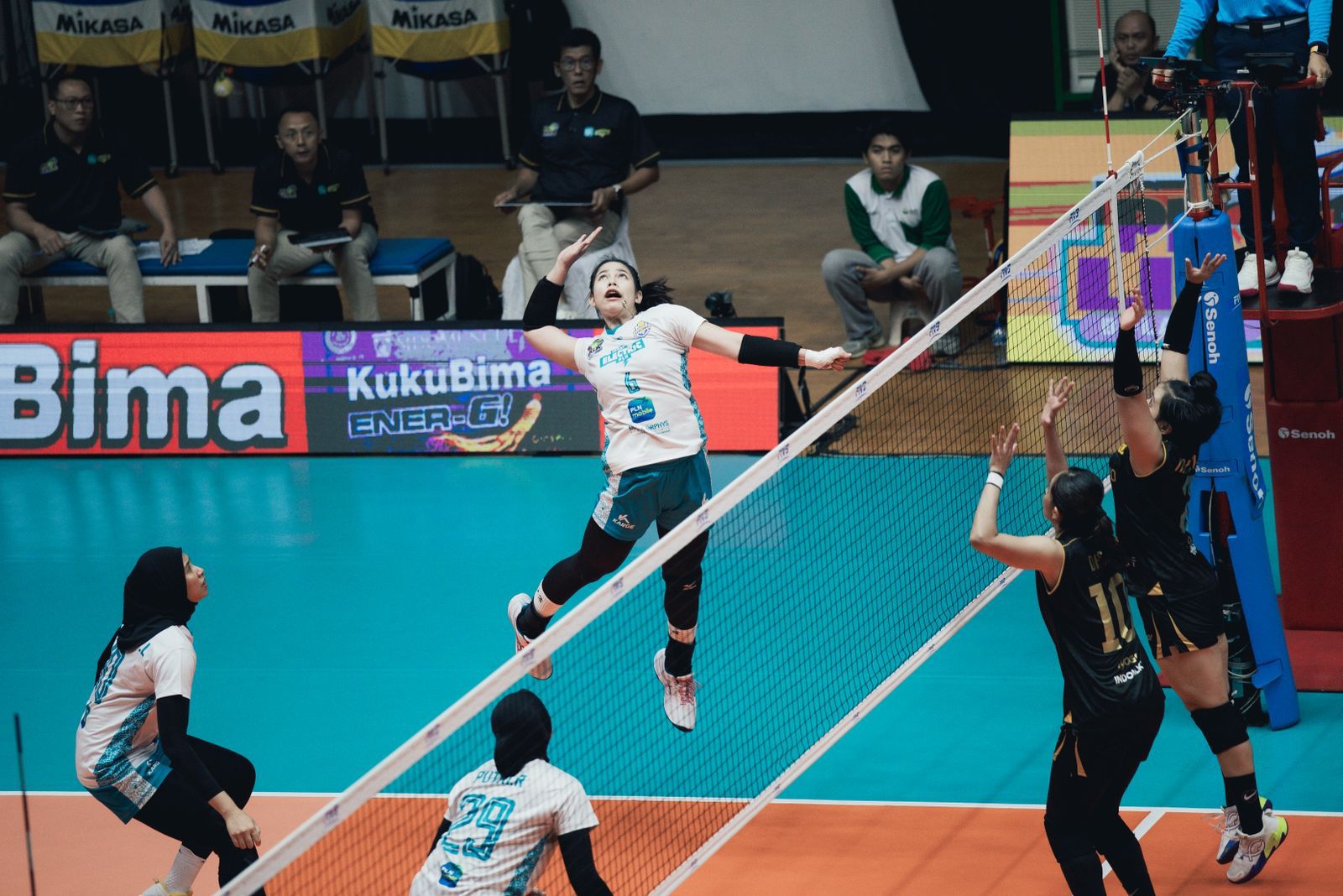 Pemain Jakarta Electric PLN Mobile, Poppy Aulia melakukan smash keras saat menghadapi Popsivo Polwan dalam lanjutan Proliga 2026 yang berlangsung di GOR Tri Dharma, Gresik, Jawa Timur, Jumat (30/1). (Dok, PLN)
