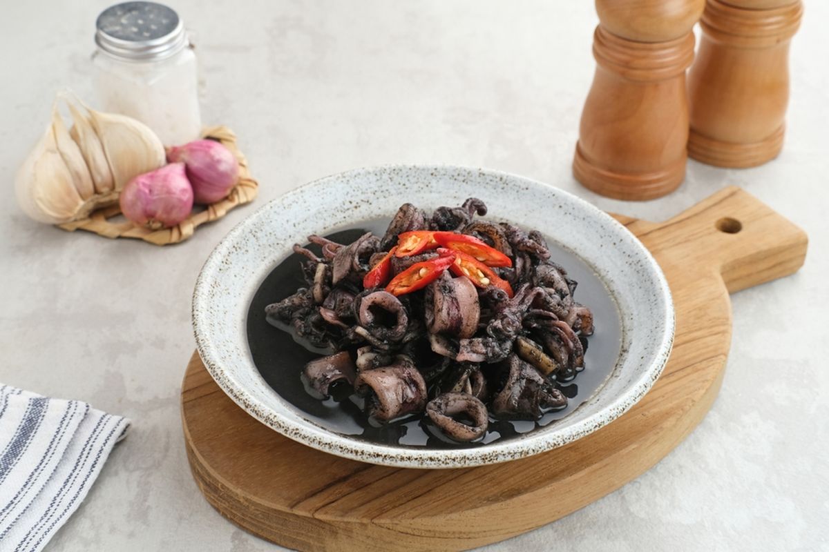 Cumi masak hitam, salah satu masakan harian anti bosan. (Foto: SHUTTERSTOCK)