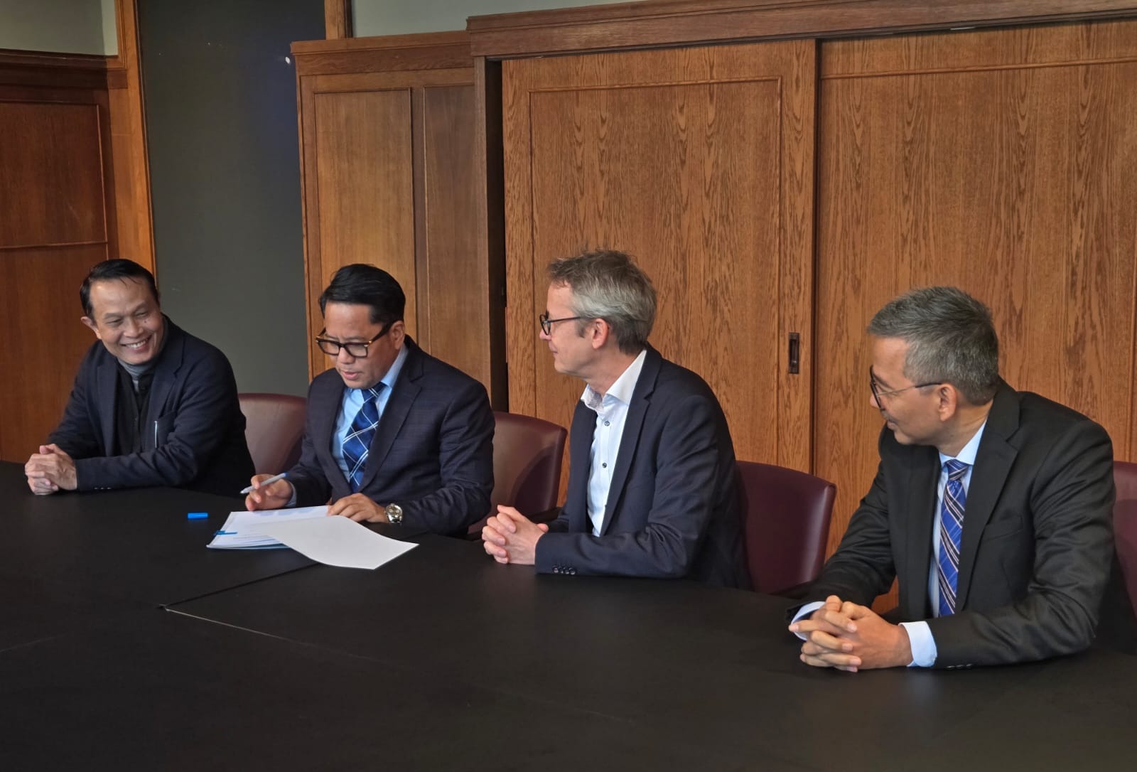 Penandatanganan LoI antara Kemenag dan Leiden University. Hadir menyaksikan, Staf Khusus Menteri Agama, Dr. Farid Saenong, Direktur Pendidikan Tinggi Keagamaan Islan (Dir. PTKI), Prof. Dr. Phil. Sahiron, M.A., dan Kasubag Dit. PTKI, Ajang Pradita. (Foto: Kemenag) 