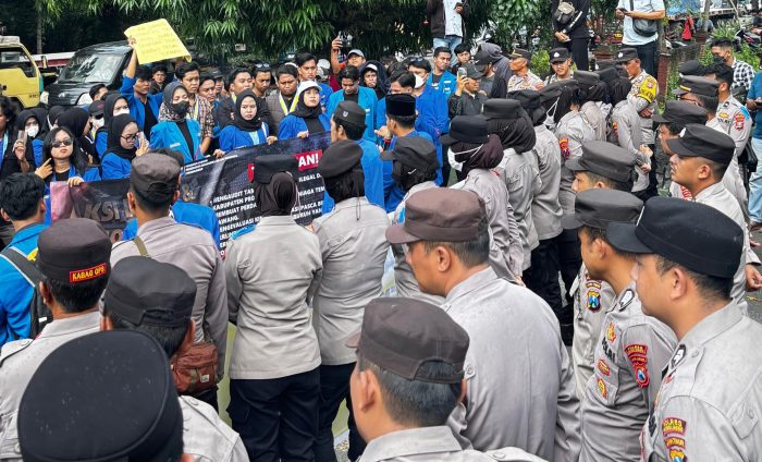 Puluhan kader PMII Probolinggo menggelar aksi demo di Gedung DPRD. (Foto: Serikat-News)