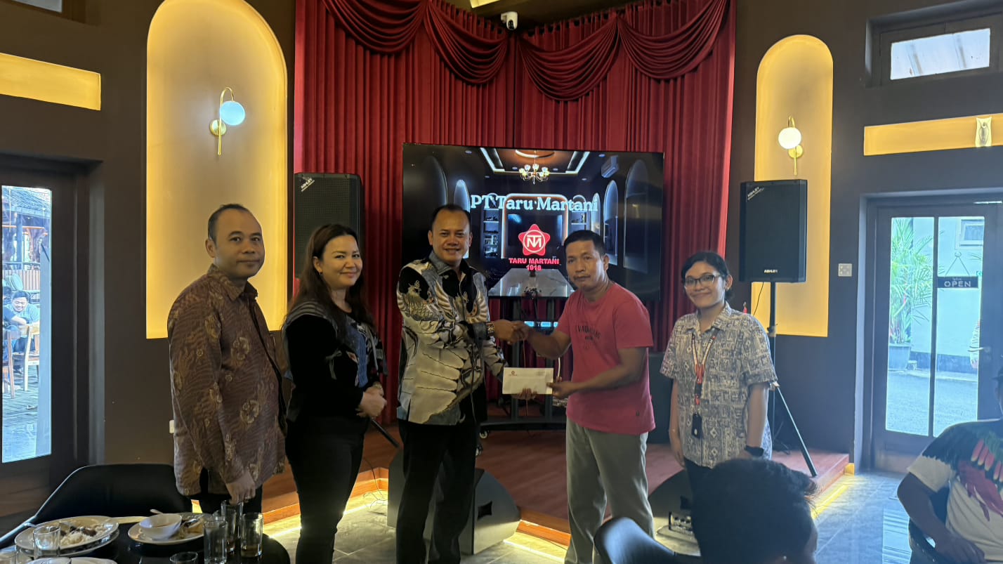 Dalam acara  Ramah Tamah Manajemen dengan Karyawan hingga level Staf dan Perwakilan Senior Pperator Pabrik, di Louge Taru Martani, Jumat (13/02/2026), Dirut Taru Martani memberikan apresiasi dan penghargaan kepada salah satu  karyawan bagian umum, yaitu petugas kebersihan atas nama Pardi. (Foto: Taru Martani/Serikat-News) 