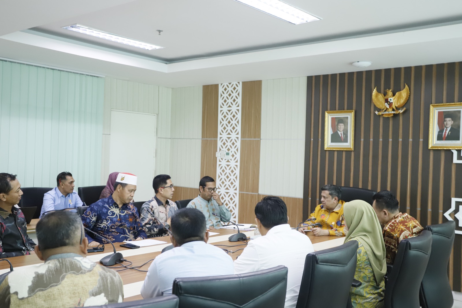 Kepala Badan Penyelenggara Jaminan Produk Halal (BPJPH), Ahmad Haikal Hasan, saat menerima kunjungan DPRD Kabupaten Lampung Barat di Gedung BPJPH, Jakarta Timur, Kamis (26/2/2026). (Foto: Istimewa) 