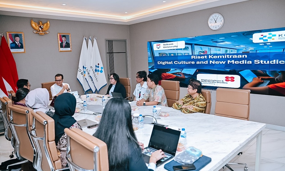 Wamenkomdigi Nezar Patria saat menerima audiensi Tim Riset Digital Culture & New Media Studies Lab Telkom University di Kantor Kementerian Komdigi, Jakarta Pusat, Selasa (3/2/2026). (Foto: Komdigi)