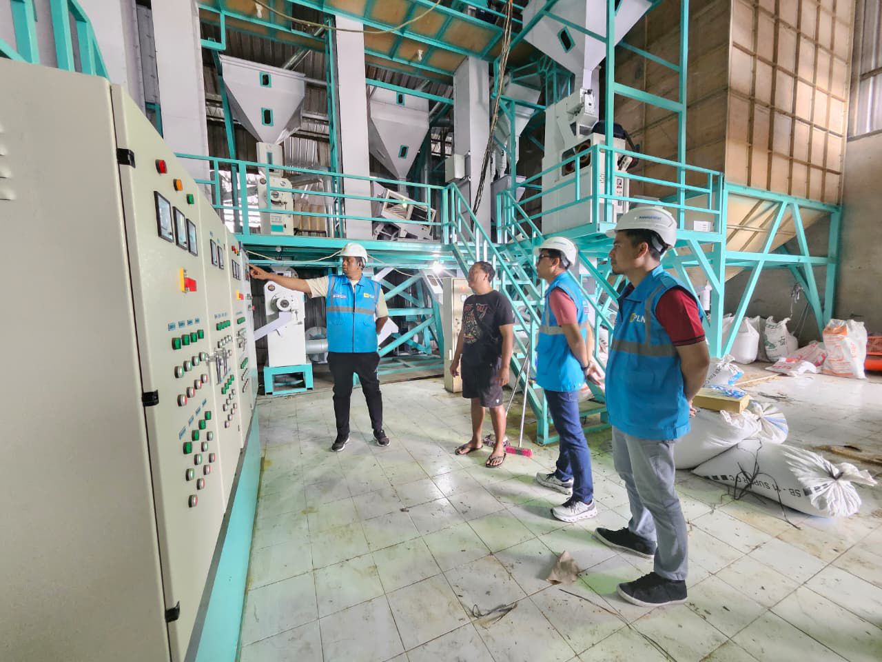 Penggilingan padi di Banjar Riang Tengah, Penebel, Tabanan, Bali, memanfaatkan pasokan listrik andal dari PLN untuk menjaga kelancaran proses manufaktur dan meningkatkan kapasitas produksi. Kontribusi sektor industri turut mendorong penjualan tenaga listrik pada 2025 hingga mencapai 317,69 terawatt hour (TWh). (Dok, PLN)