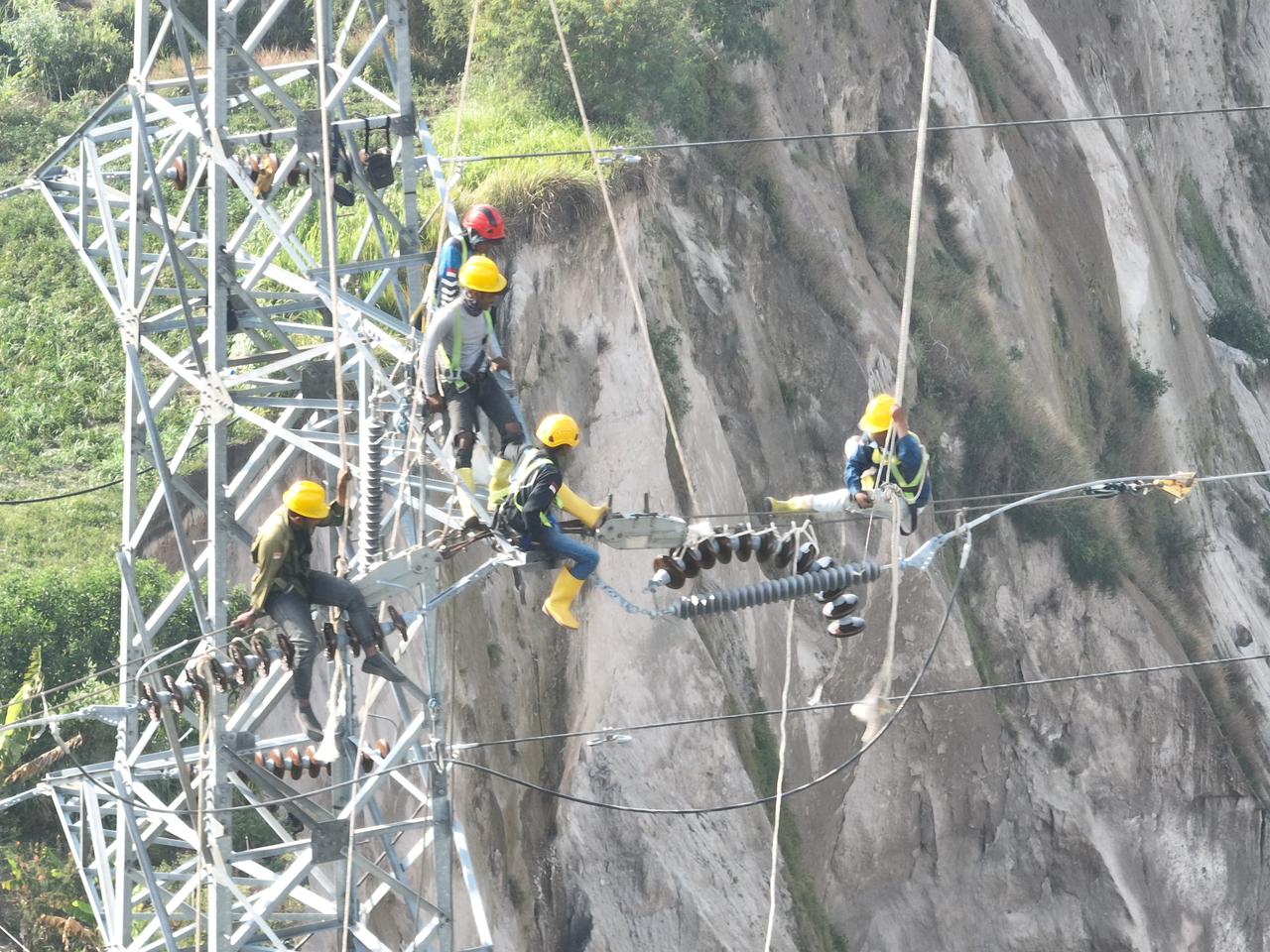 Di tengah ketinggian, petugas PLN melakukan relokasi tower jaringan transmisi 150 kV jalur Bireuen-Takengon untuk memastikan keandalan listrik tetap terjaga pascalongsor. (Dok, PLN)