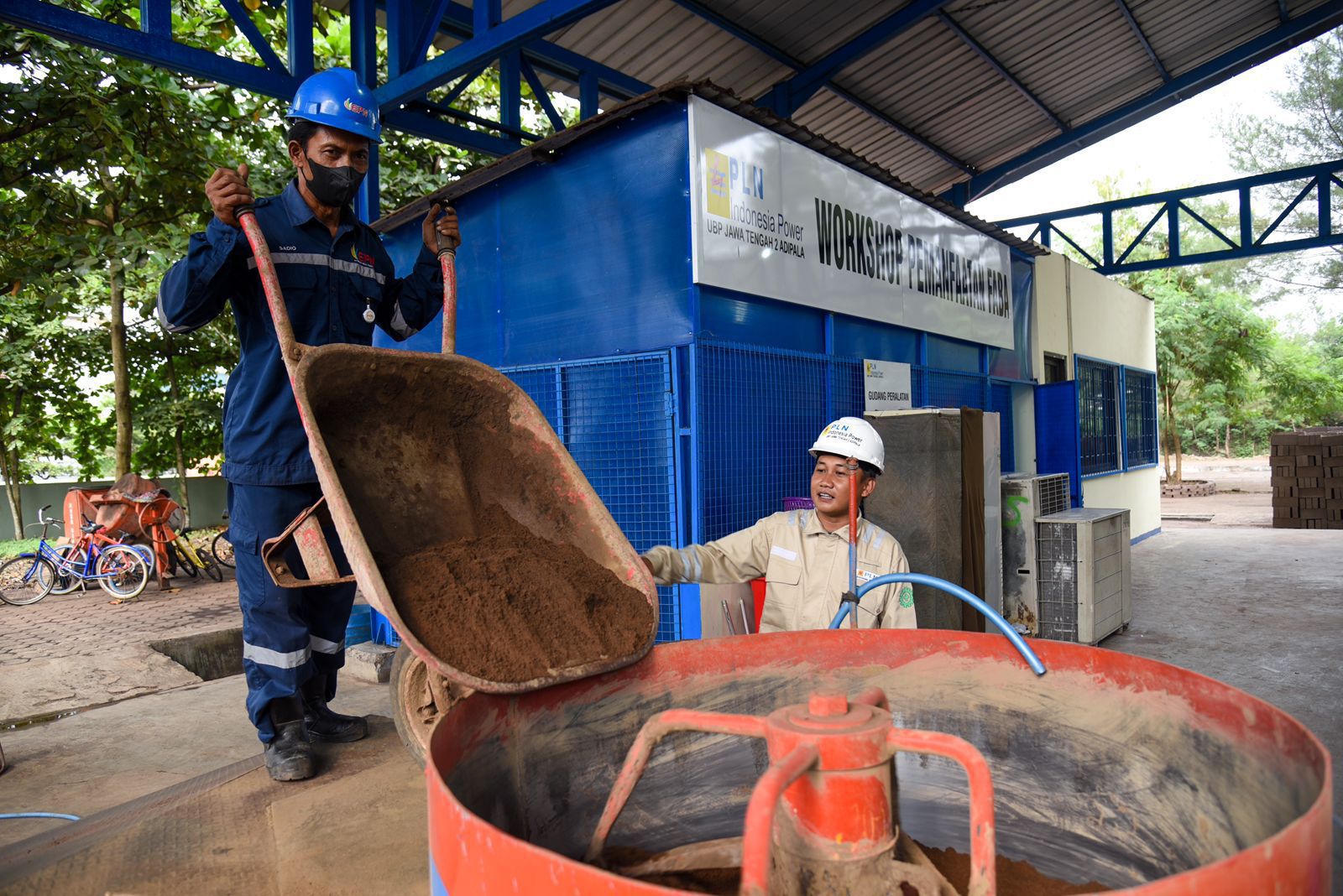 Ilustrasi proses pencampuran (mixing) Fly Ash Bottom Ash (FABA) ke bahan baku semen untuk kemudian diolah menjadi berbagai produk konstruksi ramah lingkungan. (Dok, PLN)