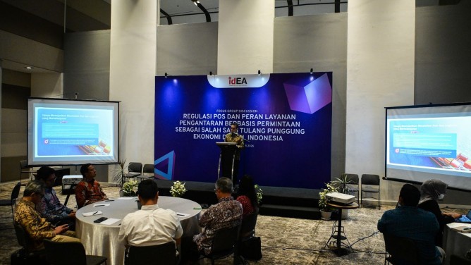 Wamenkomdigi Nezar Patria memberikan keynote speech saat membuka Forum Group Discussion Regulasi Pos dan Peran Layanan Pengantaran Berbasis Permintaan Sebagai Salah Satu Tulang Punggung Ekonomi Digital Indonesia di Artotel Thamrin, Jakarta Pusat, Kamis (26/02/2026). (Foto: Komdigi) 
