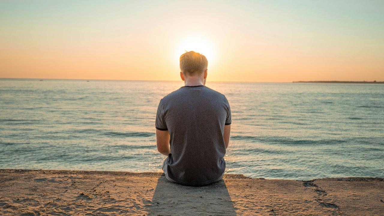 Ilustrasi seseorang sedang duduk merenungi kehidupan. (Foto: Unsplash)