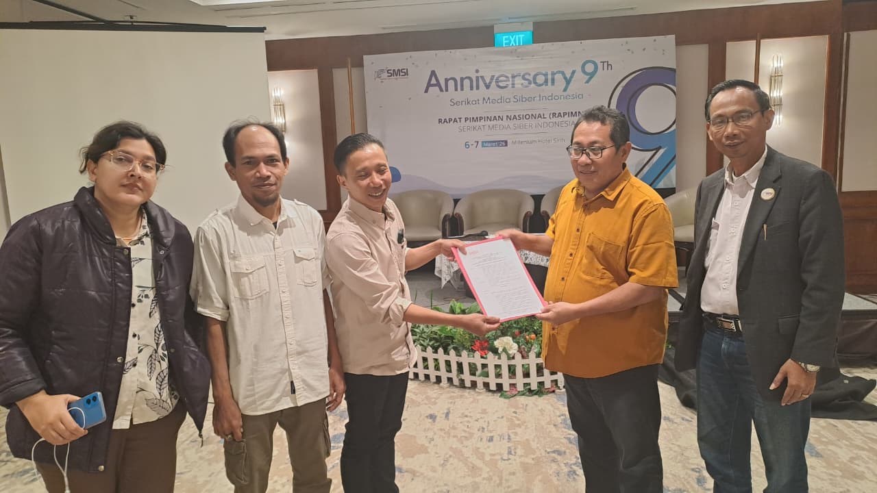 Ketua Umum SMSI, Firdaus secara resmi menyerahkan Surat Keputusan (SK) penetapan pengurus Serikat Media Siber Indonesia (SMSI) Daerah Istimewa Yogyakarta (DIY) masa bakti 2026–2030 kepada Ketua SMSI DIY Jafarudin. (Foto: Serikat News)