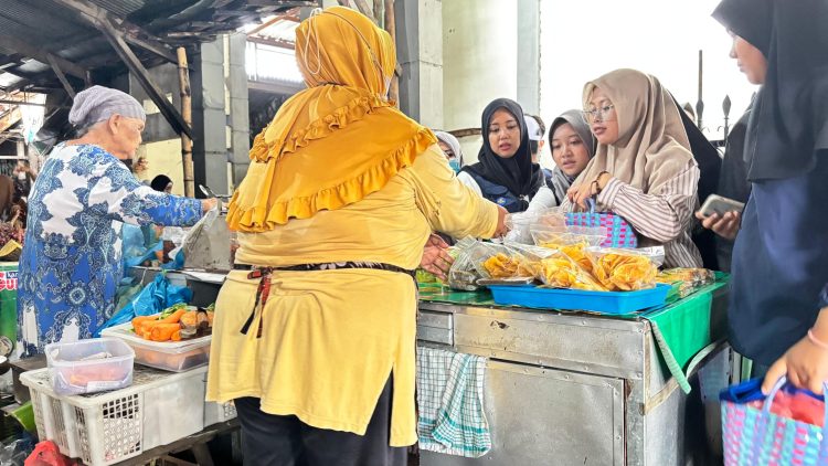 Anggota Komisi VIII DPR RI, Dini Rahmania saat borong kue kering untuk Gen-Z. (Foto: Serikat-News)