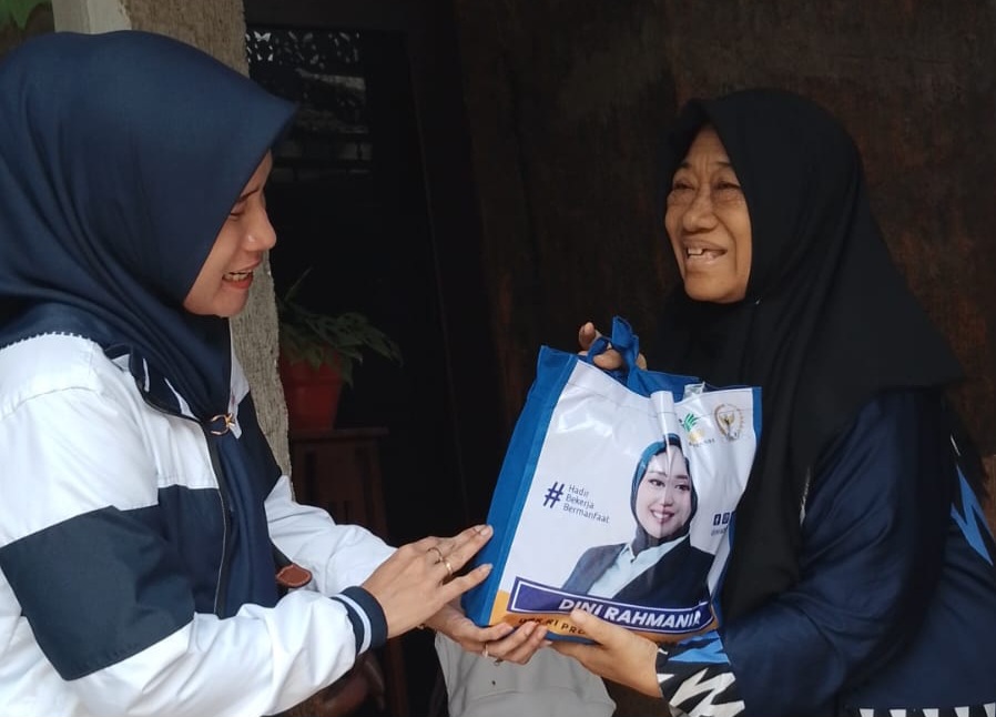 DPD Partai NasDem Kabupaten Probolinggo menyalurkan bantuan kepada warga terdampak banjir di Kecamatan Leces. (Foto: Istimewa)