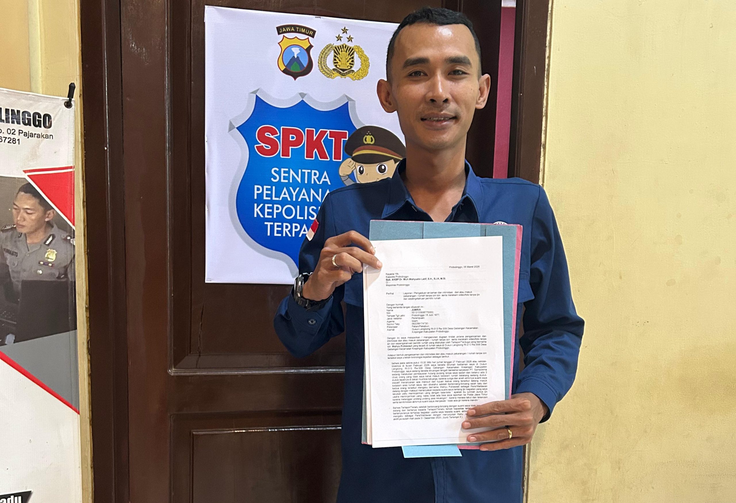 Laporan secara tertulis diantar ke Sentra Pelayanan Kepolisian Terpadu (SPKT) Polres Probolinggo, Kamis (5/3/2026). (Foto: Serikat News) 