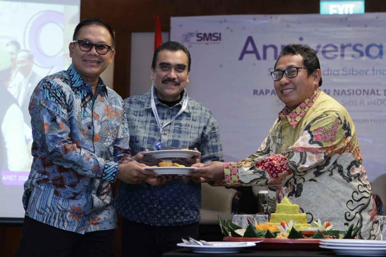 Ketua Umum SMSI Pusat, Firdaus, memimpin prosesi pemotongan tumpeng sebagai simbol perayaan HUT ke-9 SMSI. (Foto: SMSI) 