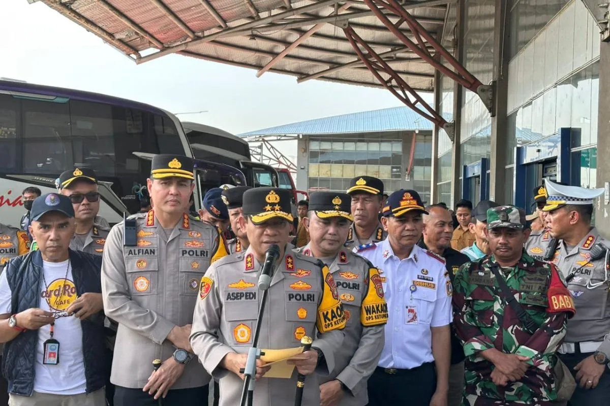 Kapolda Metro Jaya Irjen Pol Asep Edi Suheri memberikan pemaparan kepada awak media usai meninjau kesiapan layanan arus mudi Idul Fitri 1447 Hijriah di Terminal Pulogebang, Jakarta, Sabtu (14/3/2026). (Sumber foto: Antara)