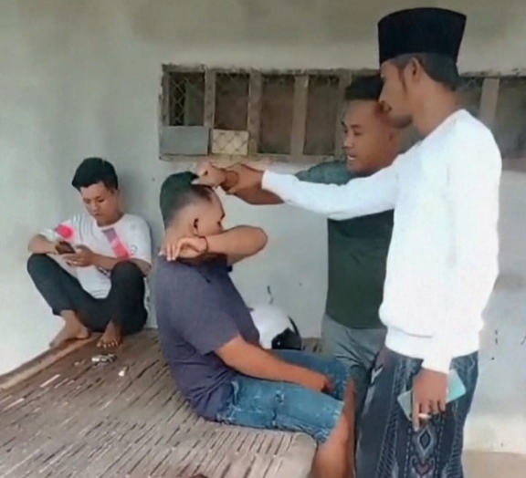 Seorang pria di Desa Pangorayan diamankan warga setelah melakukan aksi pencurian beras. Kasus ini kemudian berakhir damai. (Foto: Istimewa) 