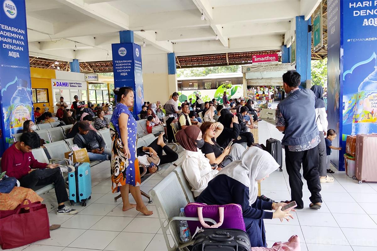 Pemudik di Terminal Kampung Rambutan. (Foto: beritajakarta.id)