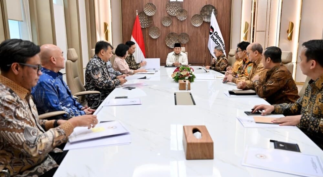 Presiden Prabowo menerima Ketua dan Anggota Dewan Ekonomi Nasional (DEN) bersama sejumlah menteri terkait di Jakarta, Rabu, 11 Maret 2026. (Foto: BPMI Setpres) 