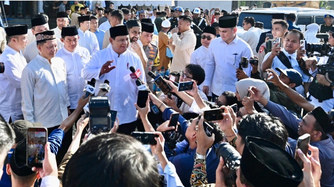 Presiden Prabowo memberikan keterangan kepada awak media usai melaksanakan salat Idulfitri bersama masyarakat di Masjid Darussalam, kawasan hunian sementara Kabupaten Aceh Tamiang, Sabtu, 21 Maret 2026. (Foto: BPMI Setpres)