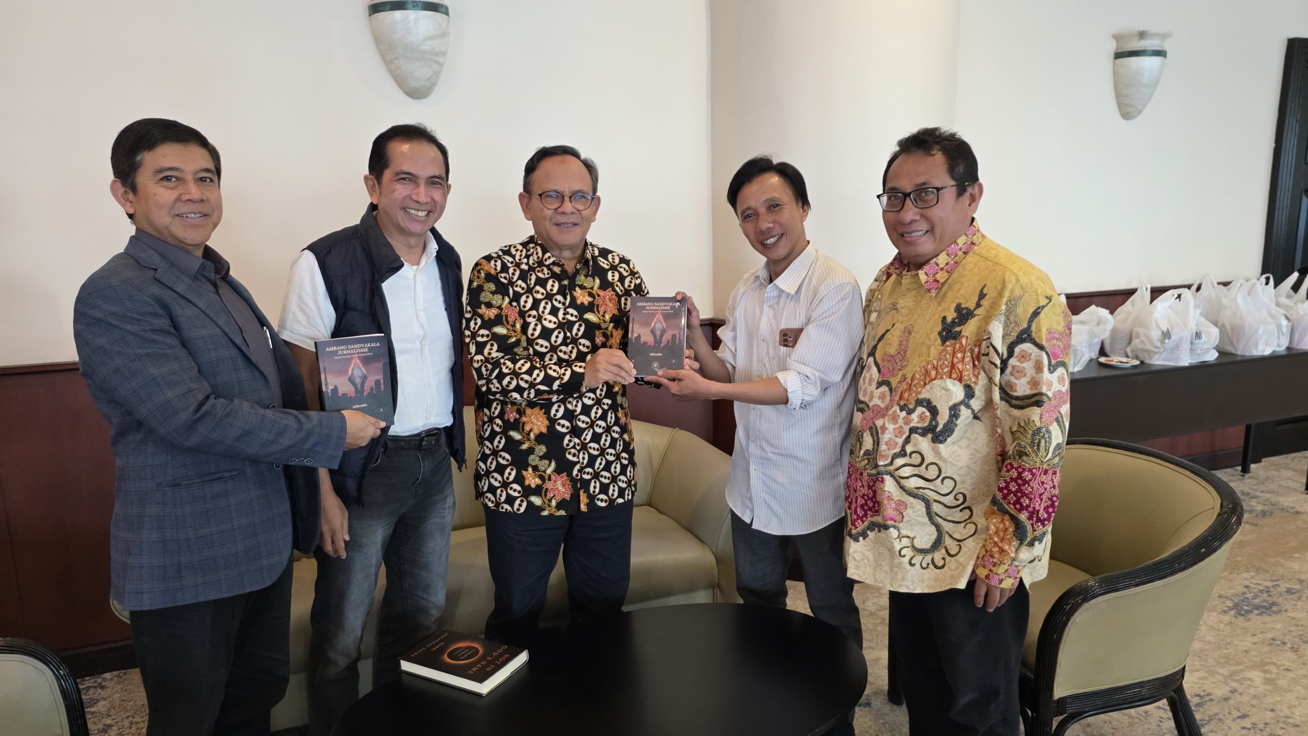 Jafaruddin menyerahkan langsung buku Ambang Sandyakala Jurnalisme, Salam Sayang untuk Dewan Pers, kepada ketua Dewan Pers, Prof. Dr. Komaruddin Hidayat, didampingi Ketua Dewan Pakar SMSI, Prof. Dr. H. Yuddy Crisnandi, Ketua Umum (Ketum) SMSI, Firdaus, dan Wartawan Senior, Heru Subeno Arief. (Foto: Ist/Serikat News)