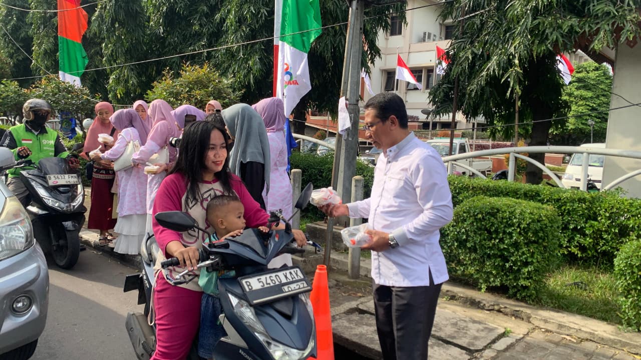 DPRD Kota Bekasi berbagi takjil kepada masyarakat di Bulan Suci Ramadhan 1447 Hijriah. (Foto: Istimewa)
