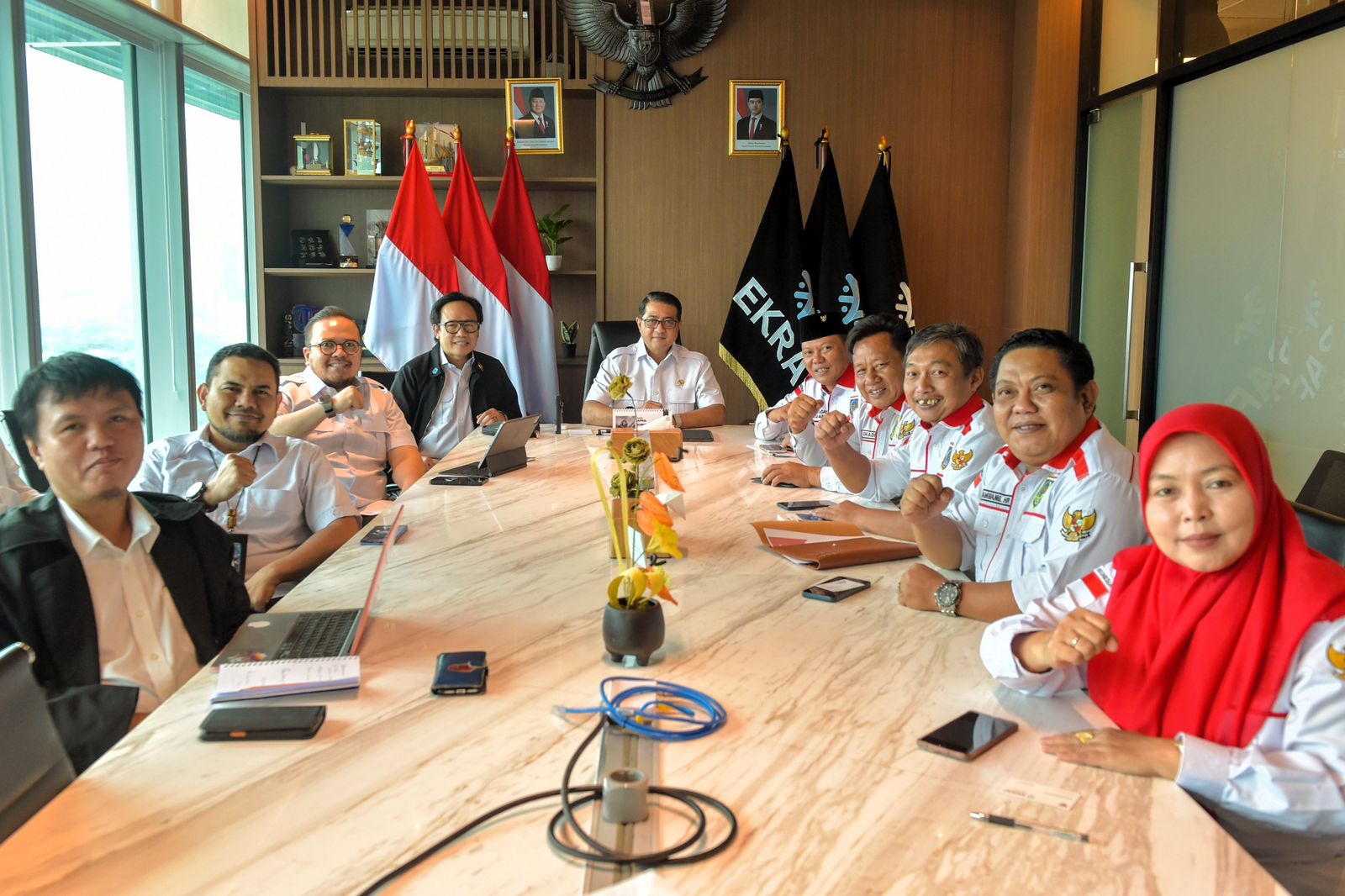 Menteri Ekonomi Kreatif, Teuku Riefky Harsya, menerima audiensi Dewan Pimpinan Pusat Asosiasi Pemerintah Desa Seluruh Indonesia (APDESI) Merah Putih di Kantor Kementerian Ekraf, Jakarta, Senin (2/3/2026).