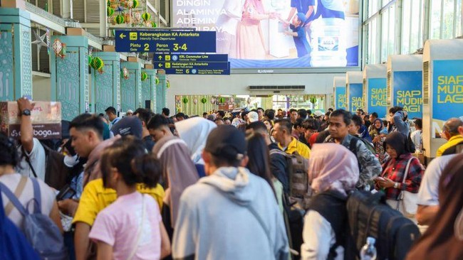 Penumpang kereta api jarak jauh di Stasiun Pasar Senen, Jakarta Pusat. (Foto: Antara) 