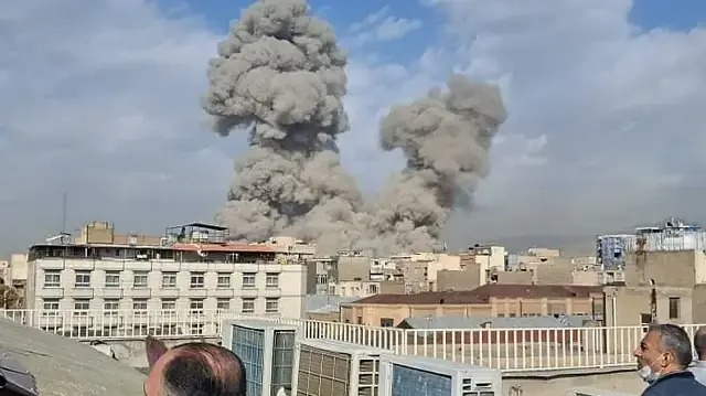 Asap dari serangan udara Israel di Iran. (Foto: Anadolu Agency)