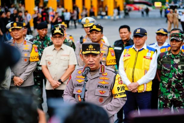 Kapolri Jenderal Pol. Listyo Sigit Prabowo (tengah) saat bercengkerama dengan pemudik di Terminal Kelas A Purabaya di Sidoarjo, Minggu (15/3/2026). (Sumber foto: Istimewa)