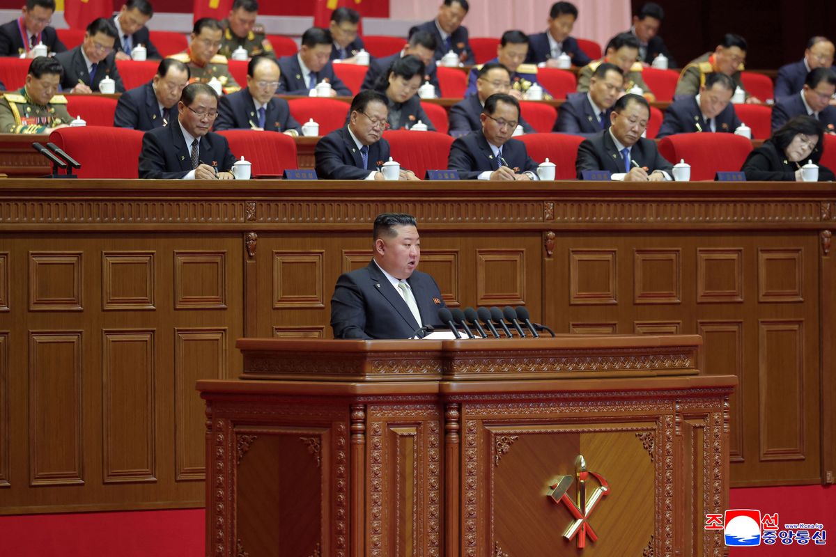 Kim Jong Un menyampaikan laporan tentang kegiatan Komite Sentral ke-8 Partai Buruh Korea (WPK) pada hari kedua Kongres ke-9 WPK di Pyongyang.(Foto: KCNA)
