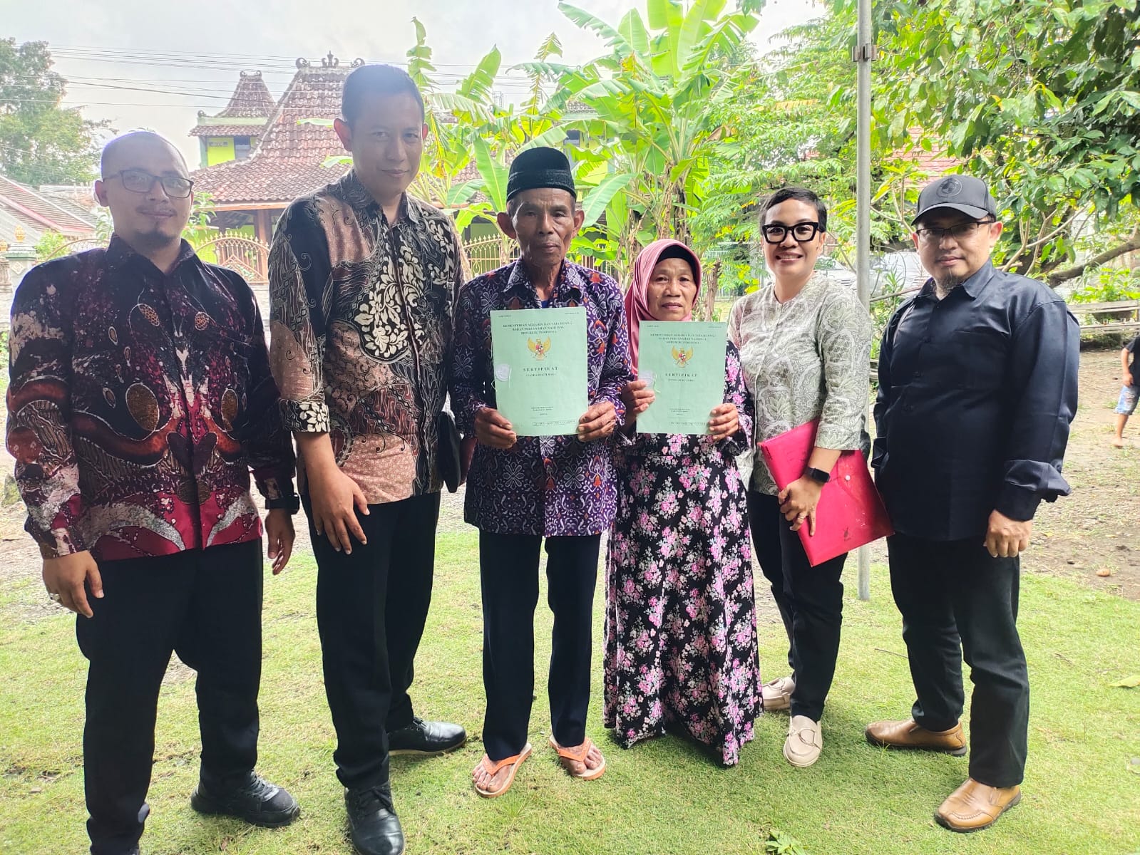 Mbah Tupon didampingi kuasa hukumnya menunjukkan sertifikat tanah. (Foto: Ist/Serikat-News) 