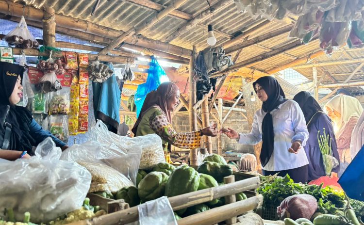Anggota Komisi VIII DPR RI, Dini Rahmania, kunjungi Pasar Leces. (Foto: Serikat-News)
