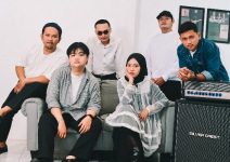 Lirik Lagu Bersandar – Grub Sebelah feat Tenungkara