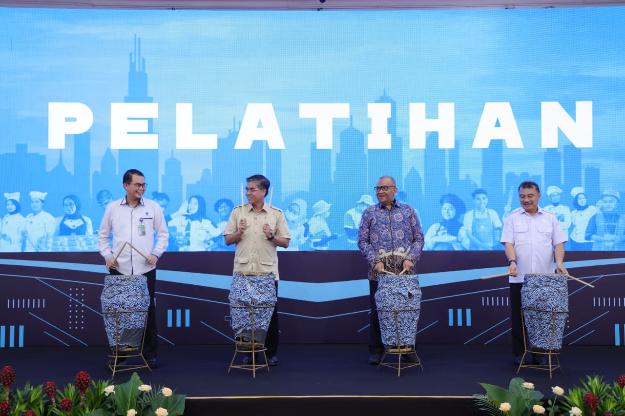 Peluncuran program dipusatkan di Balai Besar Pelatihan Vokasi dan Produktivitas (BBPVP) Bekasi, Rabu (8/4/2026), dan dibuka langsung oleh Menteri Ketenagakerjaan Yassierli, didampingi Wakil Menteri Ketenagakerjaan Afriansyah Noor, Direktur Jenderal Binalavotas Darmawansyah, serta Wakil Wali Kota Bekasi Abdul Harris Bobihoe. (Foto: Istimewa) 