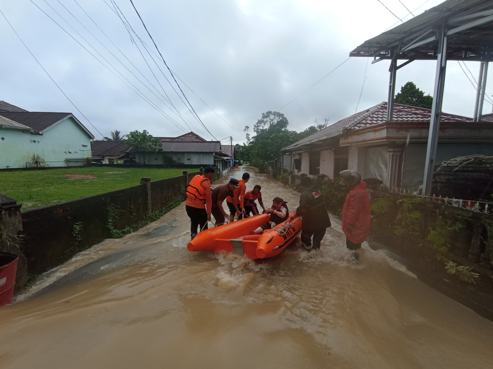 Proses evakuasi warga terdampak banjir di Surakarta pada Selasa (14/6/2026). (Foto: Kirwan)
